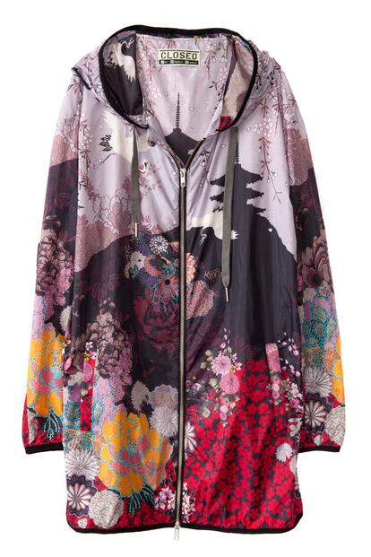 Abrigo con estampado floral de kimono, de Closed (389 euros).