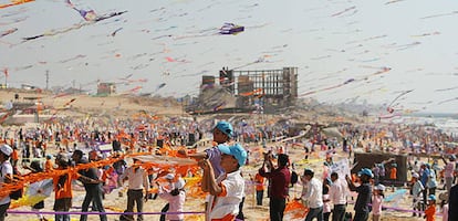 Miles de niños de Gaza lanzan al aire sus cometas en la playa de Beit Lahiya, en busca de romper el récord Guiness de vuelo simultáneo de cometas.