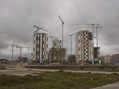 Bloques de viviendas en construcción en el barrio de Zabalgana de Vitoria.