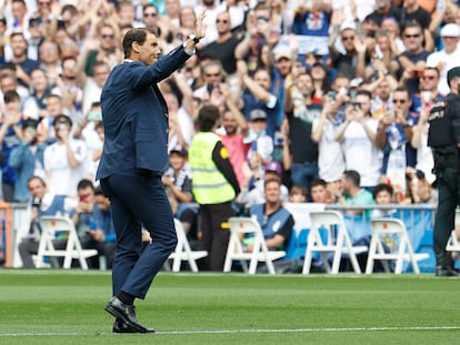 Nadal saluda a la afición del Bernabéu, este sábado en Madrid.