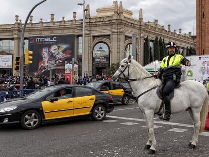 La Guardia Urbana controla el tráfico durante una feria del Mobile World Congress.
