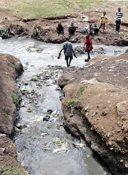 Unos niños juegan en un arroyo de aguas residuales en el barrio de Mathare, el Bronx criminal de Nairobi.