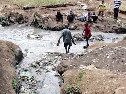 Unos niños juegan en un arroyo de aguas residuales en el barrio de Mathare, el Bronx criminal de Nairobi.