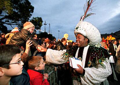 El rey Baltasar, ayer, tras desembarcar en el puerto de Barcelona.