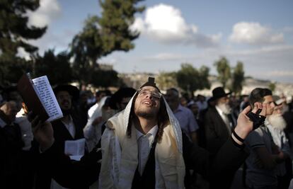 Ultraortodoxos judíos rezan durante una protesta contra la próxima visita del papa Francisco a Jerusalén,