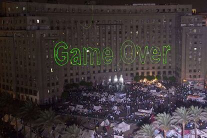 "Final del juego", escrito con láser sobre un edificio de la plaza de Tahrir, anoche.