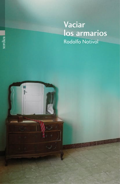 En su segundo libro el escritor zaragozano cuenta la historia de una saga familiar desde la posguerra hasta hoy. Los personajes entran y salen, van y vienen, se alejan y se acercan con la complicidad y la crueldad que solo puede darse entre miembros de una misma familia.