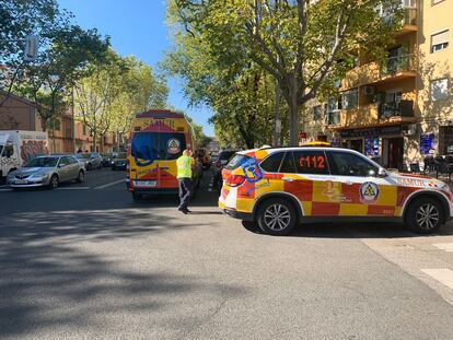 El Samur atiende al herido, en un bar en el número 96 de la avenida de Abrantes.