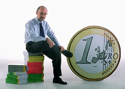 El ministro de Hacienda, fotografiado el viernes con el euro, "una cuestión bastante severa", según afirma.