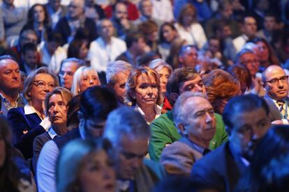 La expresidenta de la Comunidad de Madrid, Esperanza Aguirre (c), este sábado en la convención del Partido Popular. 