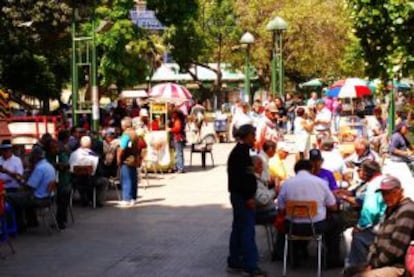 Jugadores de naipes en la plaza O'Higgins, en Valparaíso (Chile).