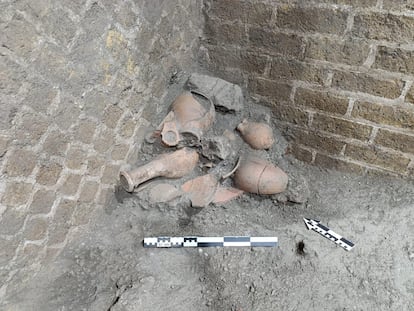 Contenedores de terracota para despensa descubiertos en Pompeya, en una imagen facilitada por el Parque Arqueológico de Pompeya.
