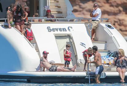 Els jugadors i les seves famílies a la coberta del vaixell que han llogat a Eivissa.