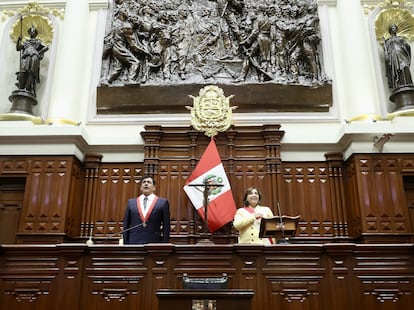 Dina Boluarte jura como presidenta de Perú, en diciembre de 2022.