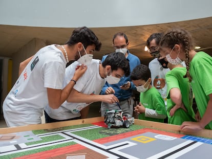 Tres miembros del jurado verifican si el robot de los concursantes ha funcionado correctamente durante el torneo de robótica, en Cáceres.