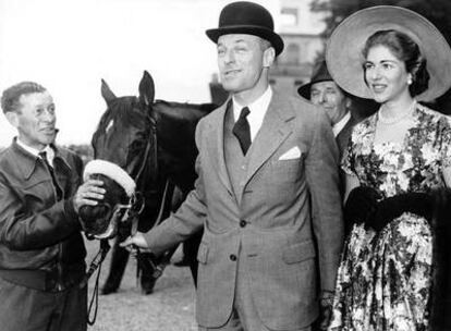 El barón Guy de Rothschild, junto a su esposa, Nyevelt de Haar, y con su caballo <i>Cerisoles,</i> ganador del Prix de Diane en junio de 1957, en Chantilly.