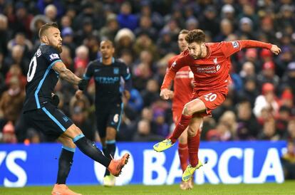 Lallana marca el primer gol del Liverpool.