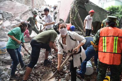 Voluntarios y equipo de emergencias buscando supervivientes bajo los escombros tras el terremoto en Ciudad de México.