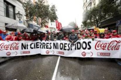 Trabajadores de Coca-Cola durante una manifestación en Madrid contra el expediente de regulación de empleo (ERE). EFE/Archivo