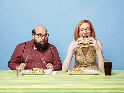 Recreaci&oacute;n de una mujer y un hombre comiendo.