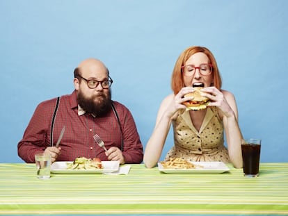 Recreaci&oacute;n de una mujer y un hombre comiendo.