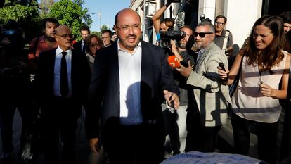 El expresidente del Gobierno murciano Pedro Antonio Sánchez (en el centro), a su llegada a la Audiencia Provincial de Murcia, este martes.