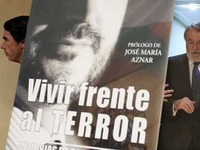 Mariano Rajoy (derecha), Jaime Mayor Oreja y Ángel Acebes (detrás de ambos). A la izquierda, José María Aznar.