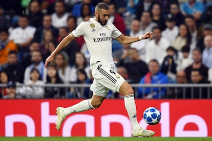 El delantero del Real Madrid, Karim Benzema, corre con el balón en un momento del partido.