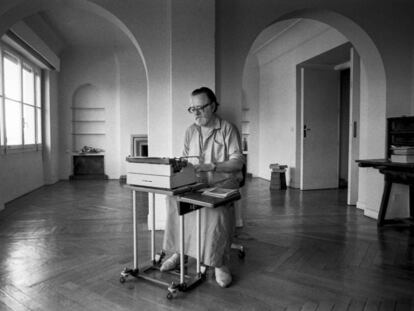 El escritor chileno Jos&eacute; Donoso, en 1980.