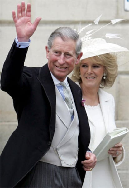 El príncipe Carlos de Inglaterra y su ya mujer Camilla Parker-Bowles saludan a los miles de curiosos a su salida del Ayuntamiento de Windsor, donde han contraído matrimonio en una sencilla ceremonia civil a la que tan sólo han asistido 23 invitados, entre los que no estaba la reina de Inglaterra, Isabel II, que se ha unido a la celebración religiosa que se ha celebrado poco más tarde en la capilla de San Jorge del castillo de Windsor.