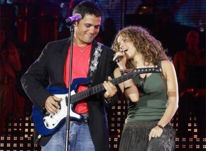 Shakira y Alejandro Sanz actúan en Madrid el pasado junio; abajo, José María Michavila.