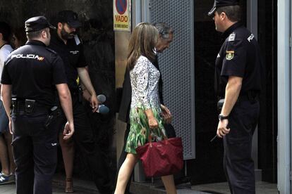 La esposa de Bárcenas, Rosalía Iglesias, entra en la Audiencia Nacional. Ambos habían sido citados a declarar por la venta fraudulenta de obras de arte. Esta operación sirvió al extesorero del PP para justificar ante el magistrado, con documentos supuestamente manipulados, que su esposa ingresara en las cuentas del matrimonio, en billetes de 500 euros, más de medio millón de euros. El juez insiste en su auto de prisión en que de lo investigado hasta ahora, se concluye que los documentos de venta no reflejan "operaciones reales" y que las fechas han sido alteradas.