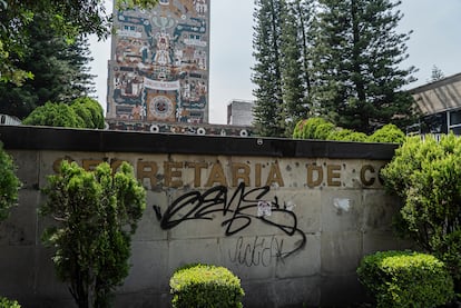 Otro de los edificios del Centro SCOP con pintas de grafitis.