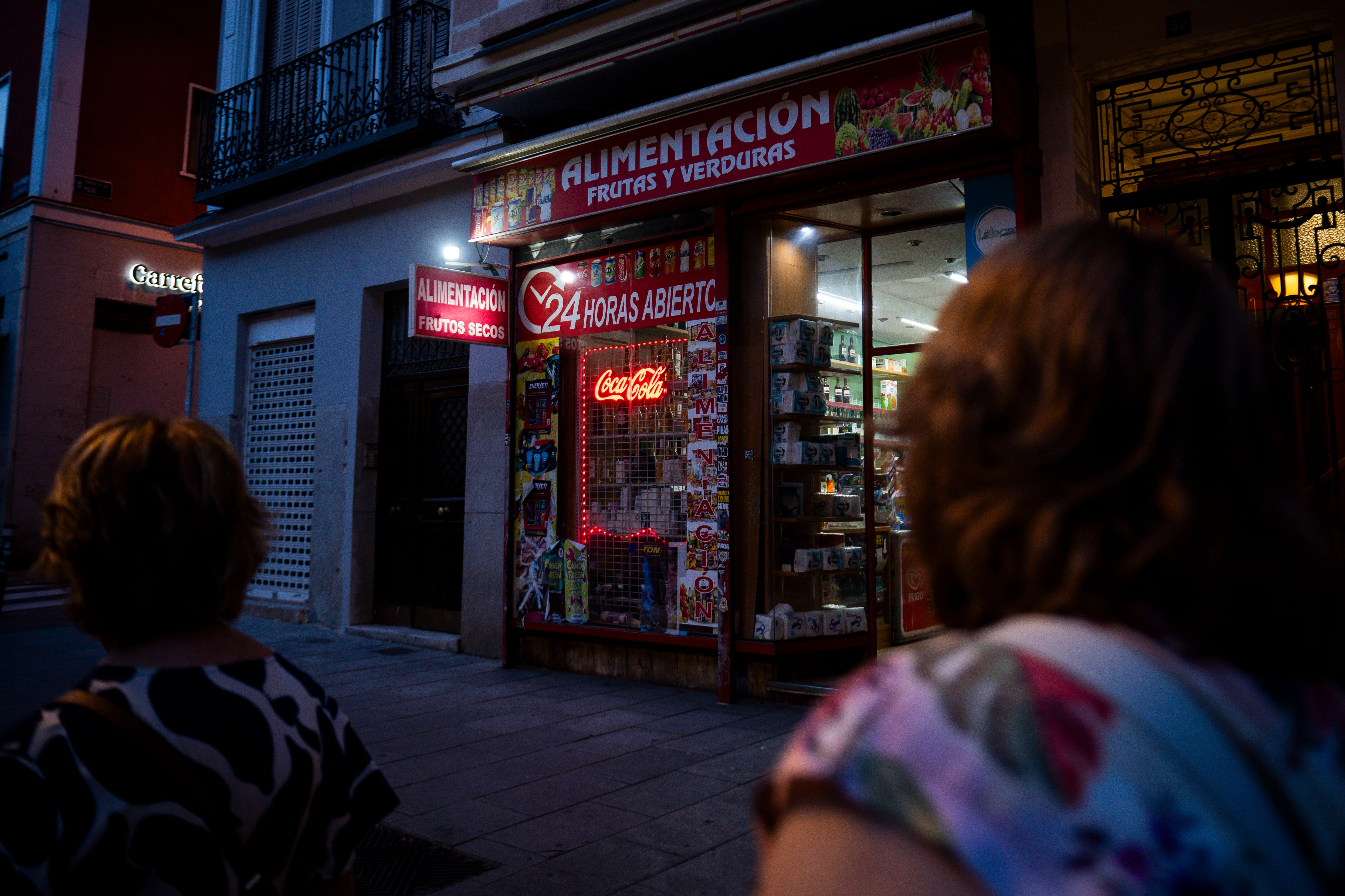 Las tiendas de alimentación 24 horas proliferan en Madrid como focos de ruido y molestias al vecindario