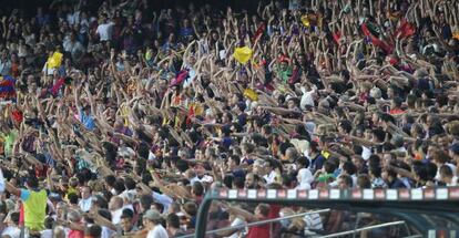 El Camp Nou durante el encuentro de la Supercopa entre Barcelona y Real Madrid.