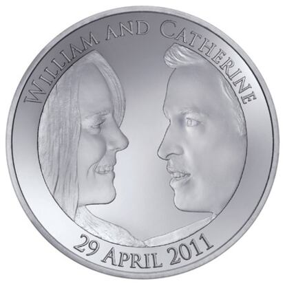 Imagen de la moneda conmemorativa del enlace del príncipe Guillermo de Inglaterra y Kate Middleton, de curso legal y con un valor de cinco libres (seis euros).