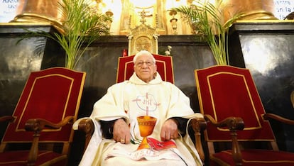 El padre Ángel, sacerdote y presidente de la ONG Mensajeros de la Paz en su parroquia de la calle Hortaleza de Madrid.