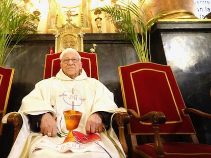 El padre Ángel, sacerdote y presidente de la ONG Mensajeros de la Paz en su parroquia de la calle Hortaleza de Madrid.