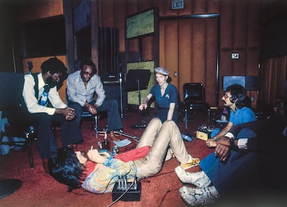 Probando ideas para 'Station to Station' en Cherokee Studios. Desde la izquierda: Dennis Davies, Bobby Womack, David, Roy Bitten de la banda de Bruce Springsteen y Ronnie Wood, en primer plano.

