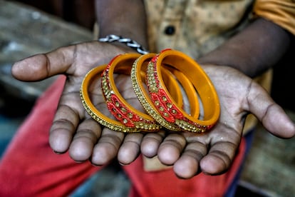 Roja muestra unos brazaletes parecidos a los que confeccionaba en la fábrica de Jaipur, en Rajastán, incrustando pequeñas piezas decorativas.