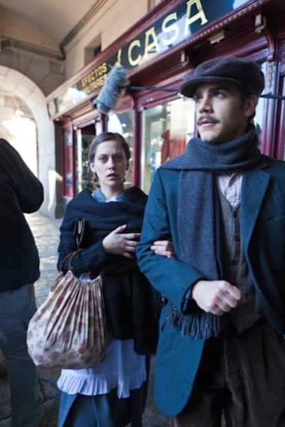 Marc Clotet y María León caracterizados en el rodaje de 'La voz dormida' de Benito Zambrano esta mañana en la plaza Mayor.