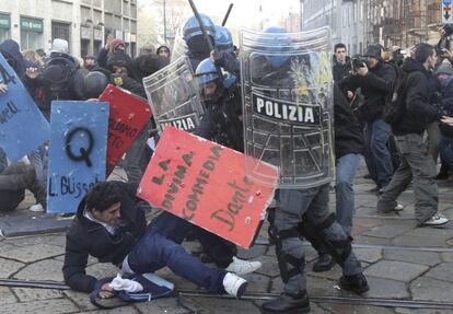 Estudiantes italianos chocan con la policía antidisturbios durante una protesta contra los recortes presupuestarios hoy en Milán, Italia