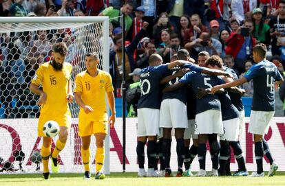 Antoine Griezmann celebra el primer gol de Francia junto a sus compañeros.