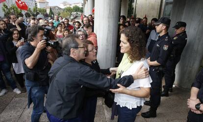 Laura Bugalho, arropada este martes en los juzgados de Santiago.