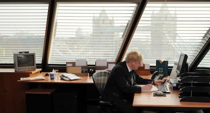 En 2008, Boris Johnson comienza su primer período como alcalde de Londres. En la imagen, Johnson el primer día en el ejercicio del cargo en City Hall, en Londres (Reino Unido).