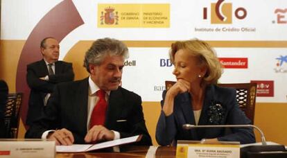 Enrique García Candelas, director general de Banca Minorista de España de Banco Santander, con la ministra, en el momento de la firma