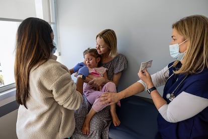 Una niña recibe las vacunas contra la poliomielitis y la varicela en la clínica Larchmont Pediatrics de Los Ángeles, el martes 25 de marzo de 2025