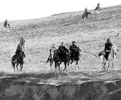 Un grupo de  comandos especiales de EE UU cabalga junto a soldados de la Alianza del Norte en Afganistán.