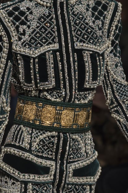 Las joyas y los palacios marcan el tono extremadamente opulento de los vestidos, realizados en terciopelo cubiertos de cristales y perlas. Si el Balmain de Decarnin se hizo tristemente famoso por vender camisetas y vaqueros rotos a precios prohibitivos, el de Rousteing al menos aporta materiales y acabados que den un cierto sentido a las fortunas que cuestan sus diseños.