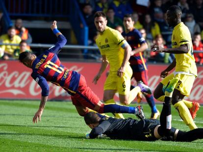 Asenjo y Neymar, en la jugada que termin&oacute; con el penalti en favor del Bar&ccedil;a. 